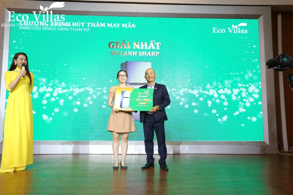 Khách hàng may mắn nhận giải thưởng của chương trình