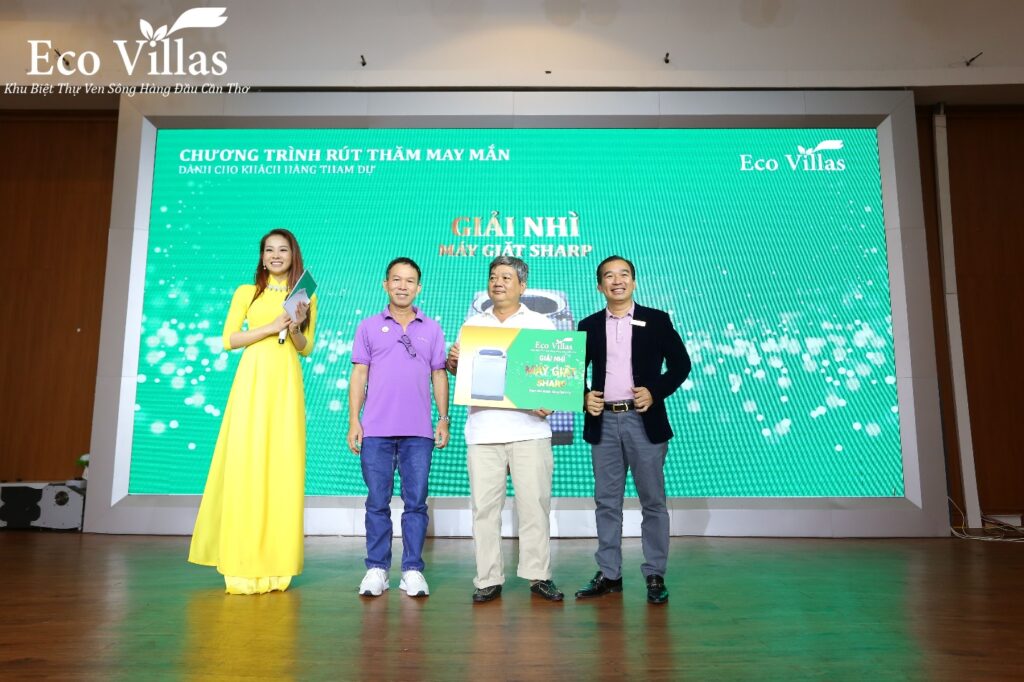 Khách hàng may mắn nhận giải thưởng của chương trình