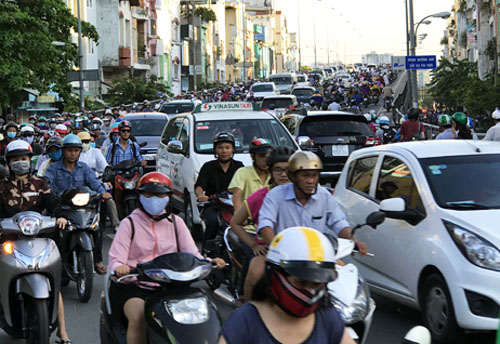 Cầu Kênh Tẻ nối quận 4 và 7 thường xuyên bị ùn tắc. Ảnh: Hữu Nguyên.