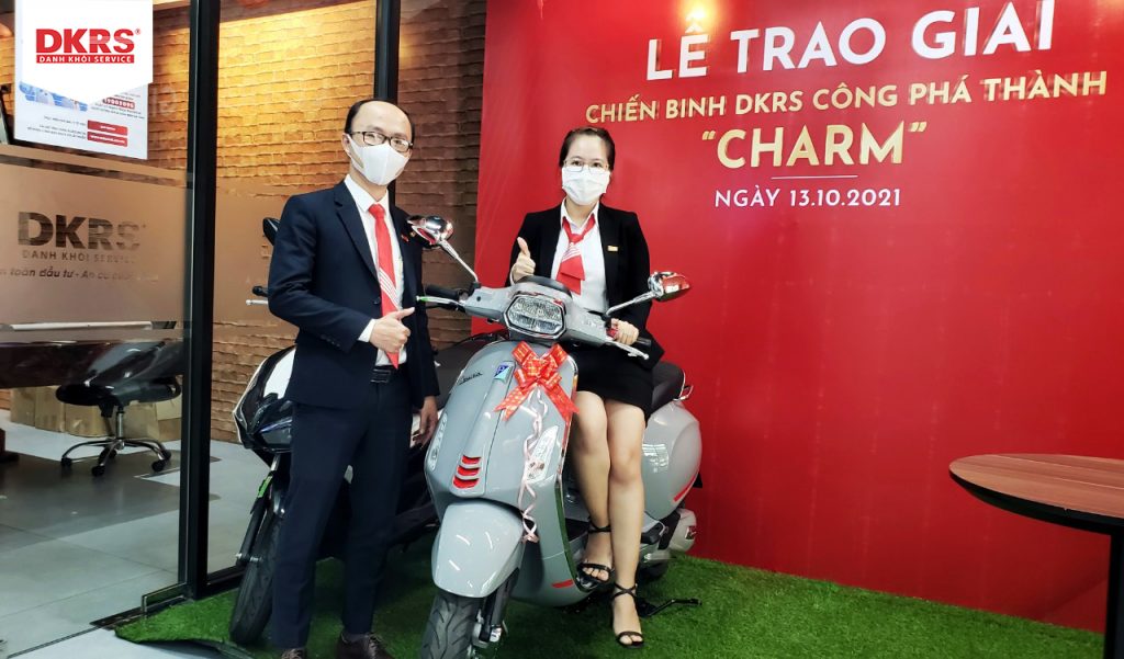 Best seller Võ Thị Hồng Châu (phòng SG-01) nhận giải Nhất là 01 xe Vespa Sprint ABS 125 cc.