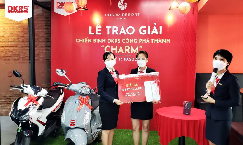 Chị Trần Phương Thảo (phòng Q2-01) nhận giải Ba là 01 iPad 10.2 2020 Wi-fi+Cellular.