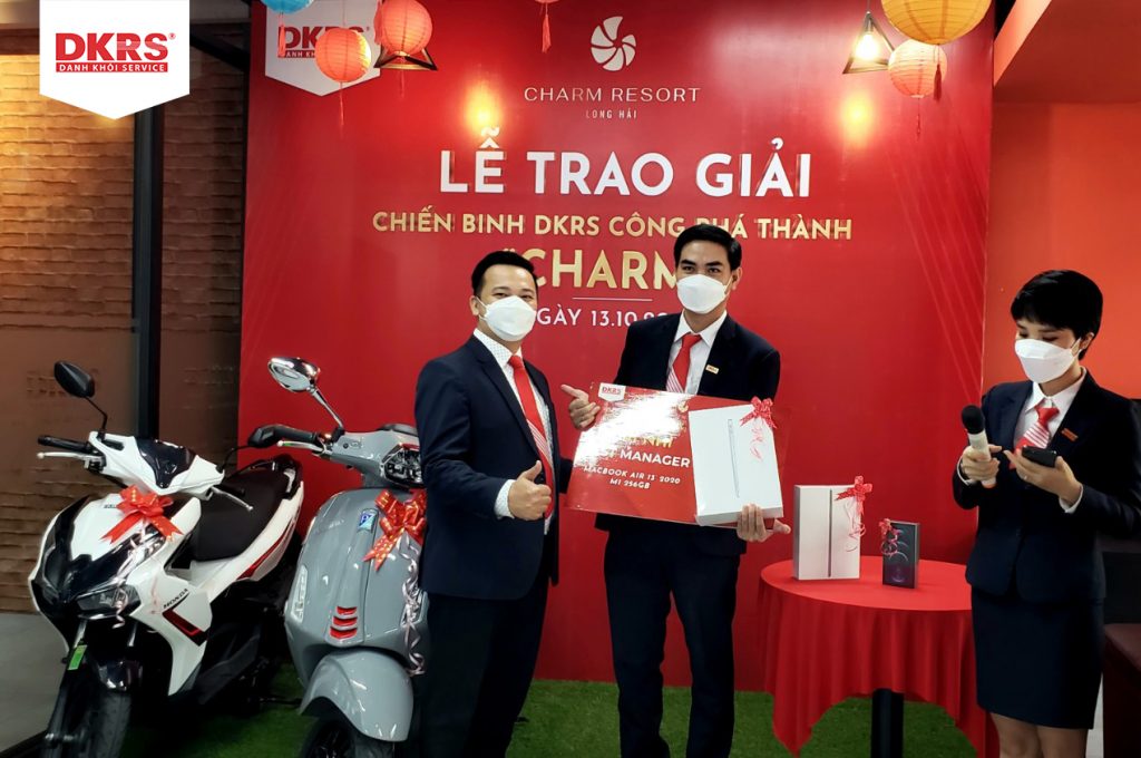 Trưởng phòng Phạm Chiến (phòng M1-01) đã nhận giải Nhì hạng mục Best Manager với giải thưởng là 01 Macbook Air 13‘ '2020 256GB.