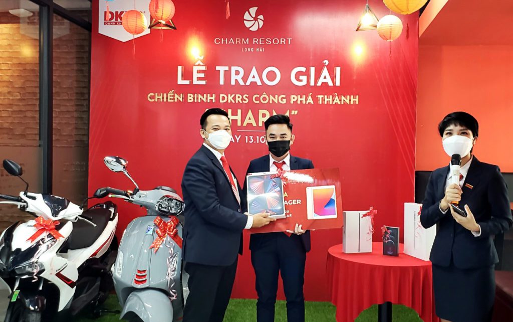Trưởng phòng Đoàn Thanh Hiếu (phòng M1-09) nhận giải Ba là 01 iPad 10.2 2020 Wi-fi+Cellular.