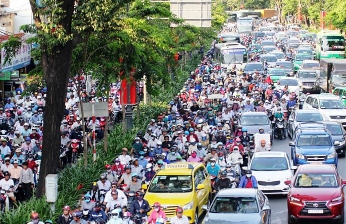 Kẹt cứng trên đường Trần Quốc Hoàn (hướng từ sân bay Tân Sơn Nhất) về các quận trung tâm mỗi khi vào giờ cao điểm - Ảnh: HỮU KHOA
