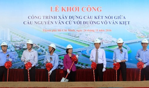 Lãnh đạo TP HCM thực hiện nghi thức khỏi công dự án. Ảnh: N.S
