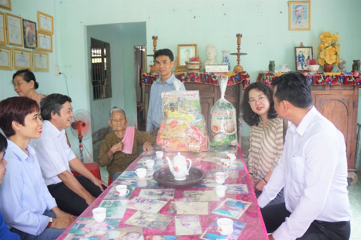 Ông Nguyễn Văn Nhựt – Giám đốc tài chính và bà Nguyễn Thị Thúy An – Trưởng bộ phận truyền thông Công ty Danh Khôi DKRS trao quà cho mẹ VNAH Phan Thị Gỡ 89 tuổi