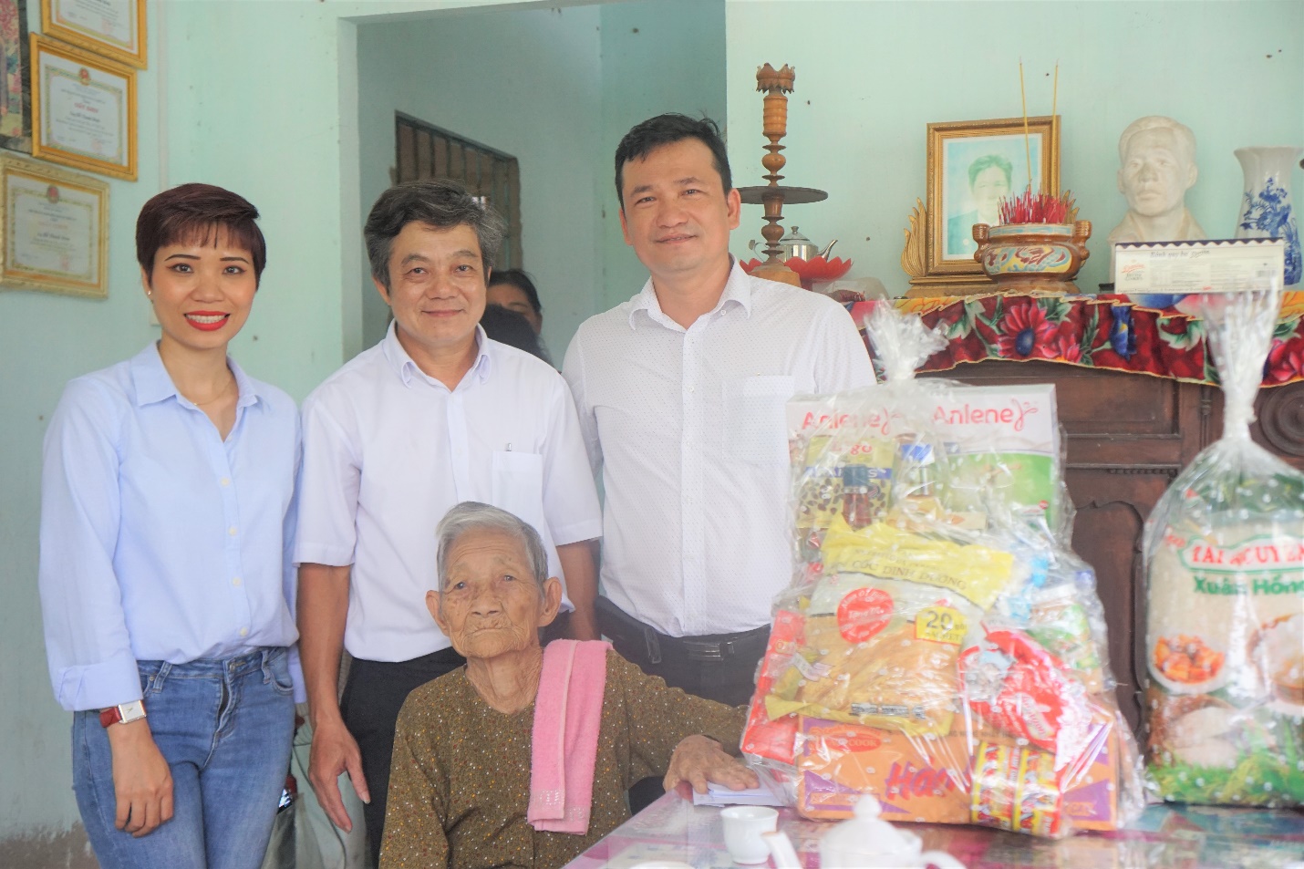 Ông Nguyễn Văn Nhựt – Giám đốc tài chính và bà Nguyễn Thị Thúy An – Trưởng bộ phận truyền thông Công ty Danh Khôi DKRS trao quà cho mẹ VNAH Nguyễn Thị Yên 101 tuổi