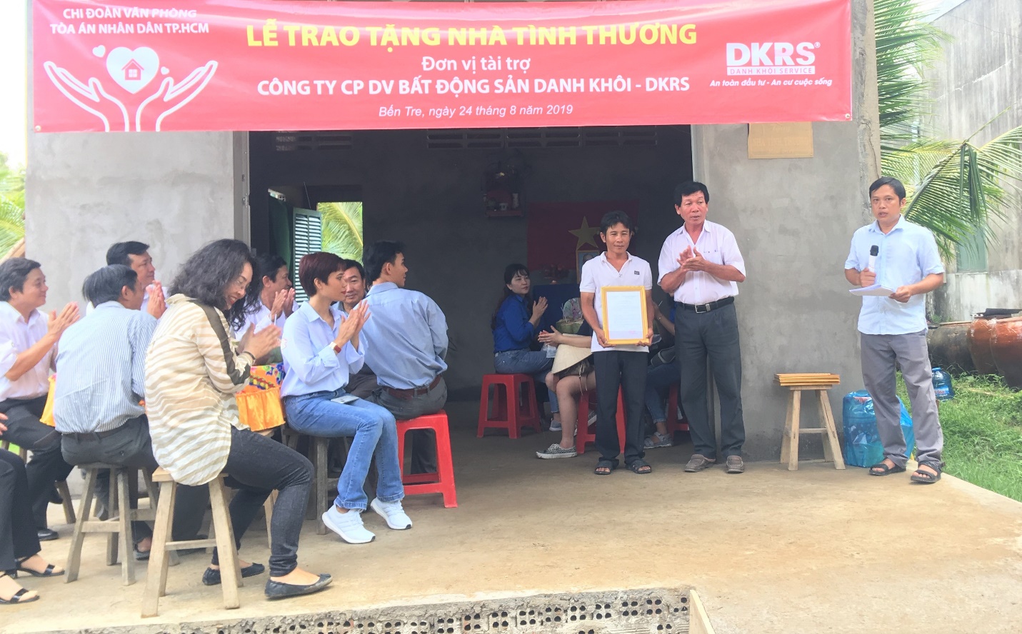 Chủ tịch UBND xã Thới Lai trao quyết định tặng nhà tình thương cho anh Lê Hoàng Minh  Căn nhà cũ của anh Minh chỉ là căn nhà lá nhỏ, xiêu vẹo để che nắng, che mưa và đã bị dột
