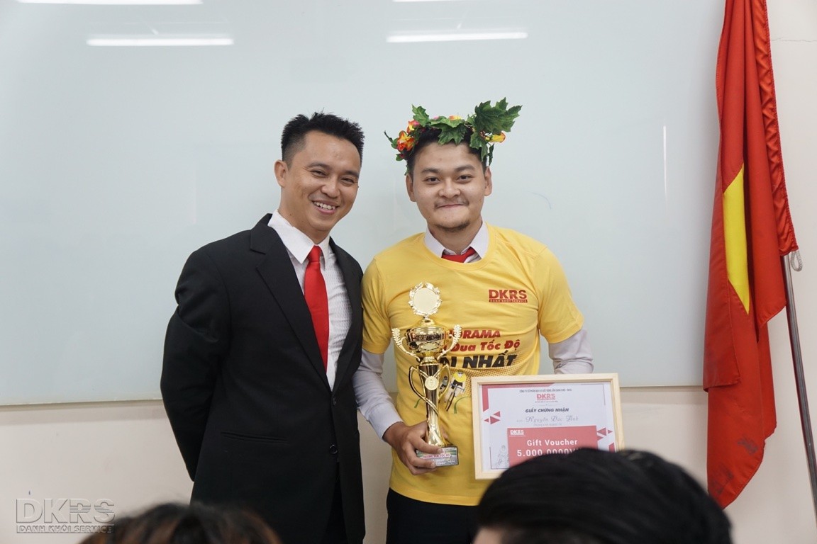 Tay đua Nguyễn Đức Anh đoạt giải“Áo vàng chung cuộc” với niềm vui hiện rõ trên khuôn mặt