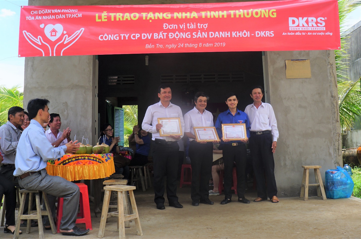 Chủ tịch UBND xã Thới Lai trao tặng bằng khen cho Đại diện Công ty Danh Khôi DKRS