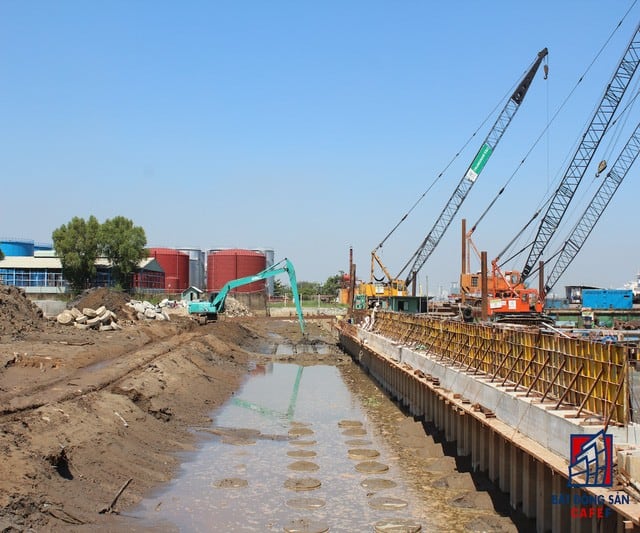 Chủ đầu tư cho biết hiện khó khăn lớn nhất của toàn bộ dự án là việc giải phóng mặt bằng để thi công hạng mục bờ kè dài 7,8km.