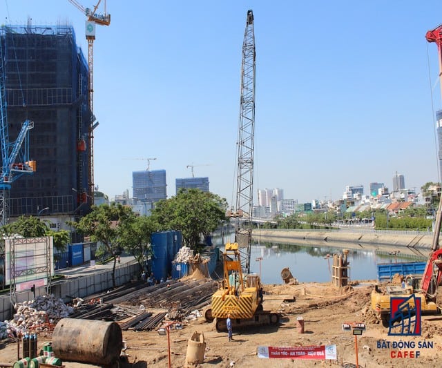 Tấp nập thi công ngày đêm cổng chống ngập tại Cầu Mống, hạng mục duy nhất nằm ngay trung tâm quân 1 TP.HCM