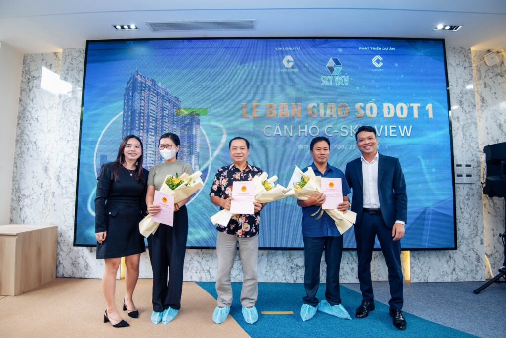 Từ tháng 7/2023, chủ đầu tư C-Holdings tiến hành bàn giao sổ hồng cho những cư dân đầu tiên của khu căn hộ C-Sky View
