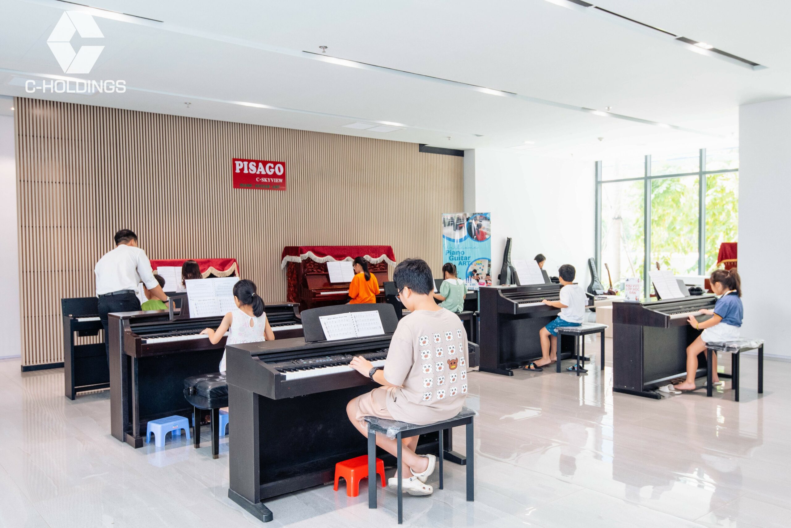 Nhiều hoạt động cộng đồng bổ ích & các lớp học năng khiếu gần như miễn phí được được chủ đầu tư C-Holdings tổ chức đều đặn hàng tuần tạo môi trường gắn kết cho cư dân.