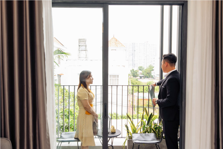 Khách hàng tìm hiểu mua nhà cho con tại The Maison