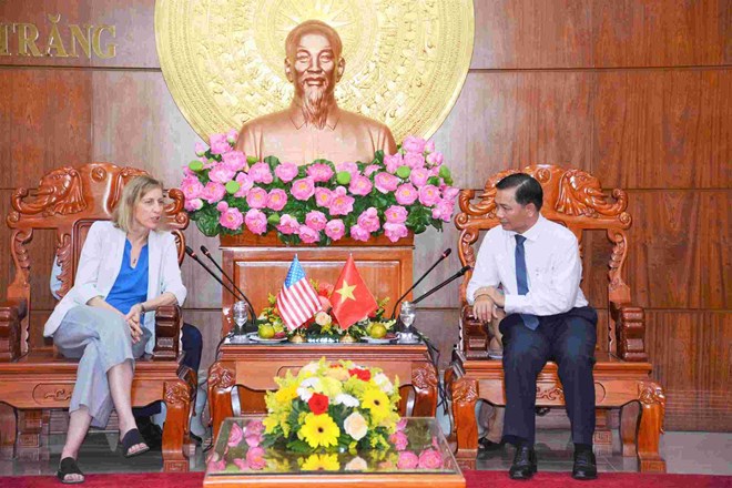 Ông Trần Văn Lâu - Chủ tịch UBND tỉnh Sóc Trăng làm việc với bà Susan Burns - Tổng lãnh sự Hoa Kỳ tại TP.HCM. Ảnh: Phương Anh