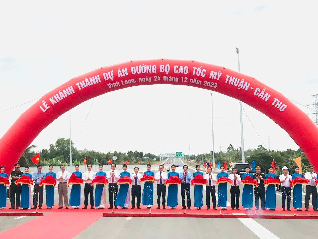 Vừa qua 2 tỉnh Tiền Giang, Vĩnh Long tổ chức lễ khánh thành, thông xe cầu Mỹ Thuận 2 và cao tốc Mỹ Thuận - Cần Thơ
