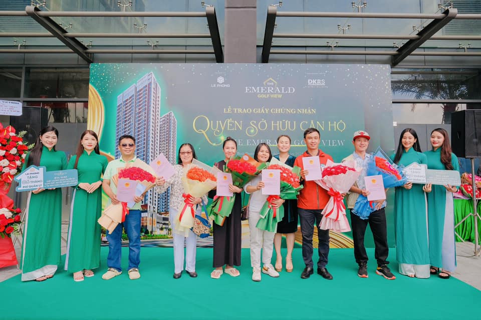 Chủ nhân The Emerald Golf View nhận sổ hồng. Ảnh: Lê Phong Group