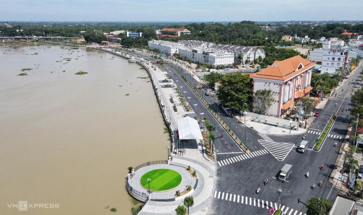 Một góc phố đi bộ ven sông Sài Gòn đoạn qua Thủ Dầu Một. Ảnh: Phước Tuấn