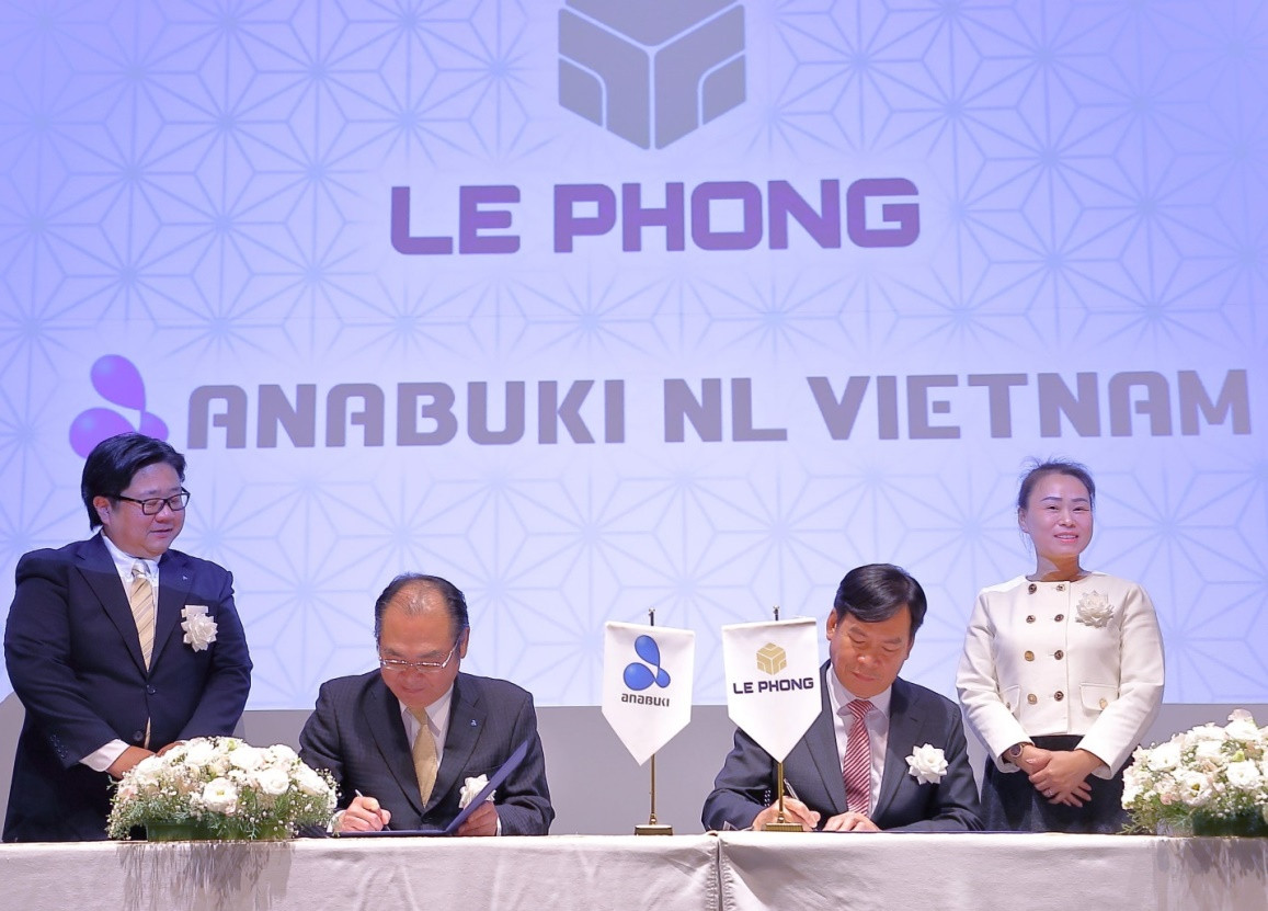 Lễ ký kết đối tác chiến lược giữa công ty Lê Phong và Anabuki NL Việt Nam. Ảnh: Lê Phong