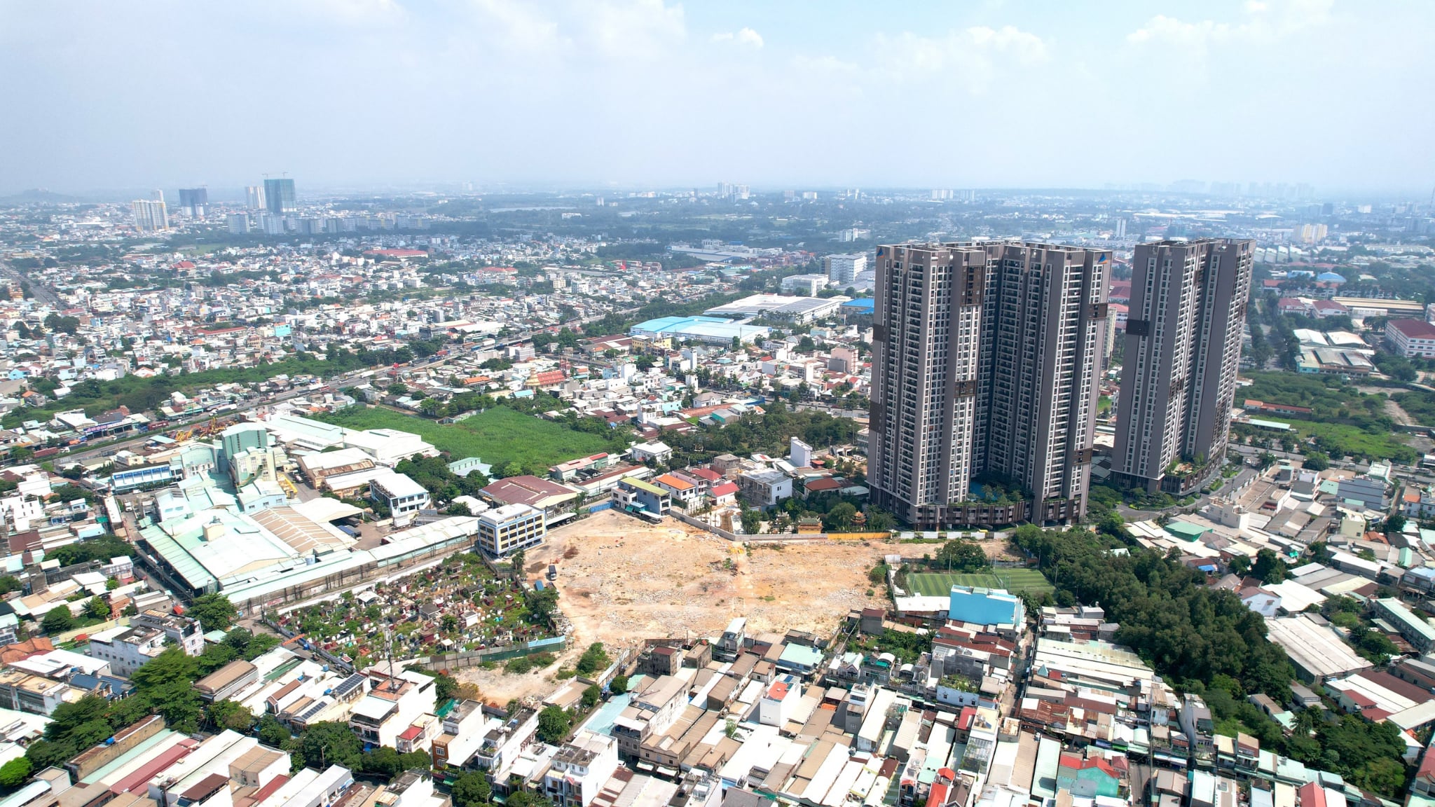 Thông tin các địa phương sáp nhập vào TP.HCM đang thu hút sự quan tâm của giới đầu tư bất động sản. Trong ảnh: Các dự án địa ốc giáp ranh giữa TP.HCM và Bình Dương - Ảnh: NGỌC HIỂN